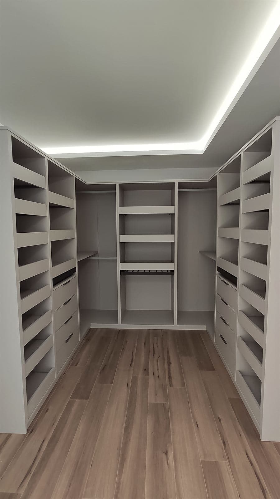 Vestidor abierto a medida con baldas y cajones