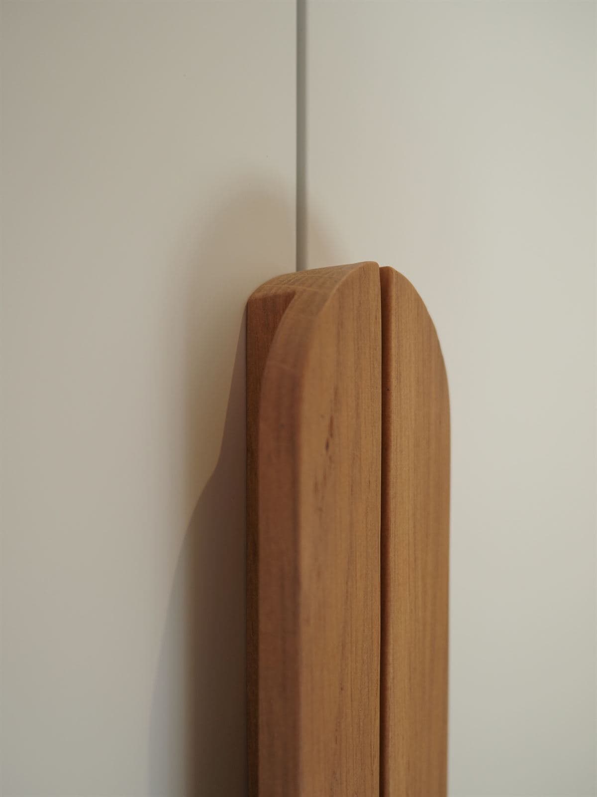 Mueble de madera a medida con frente curvo